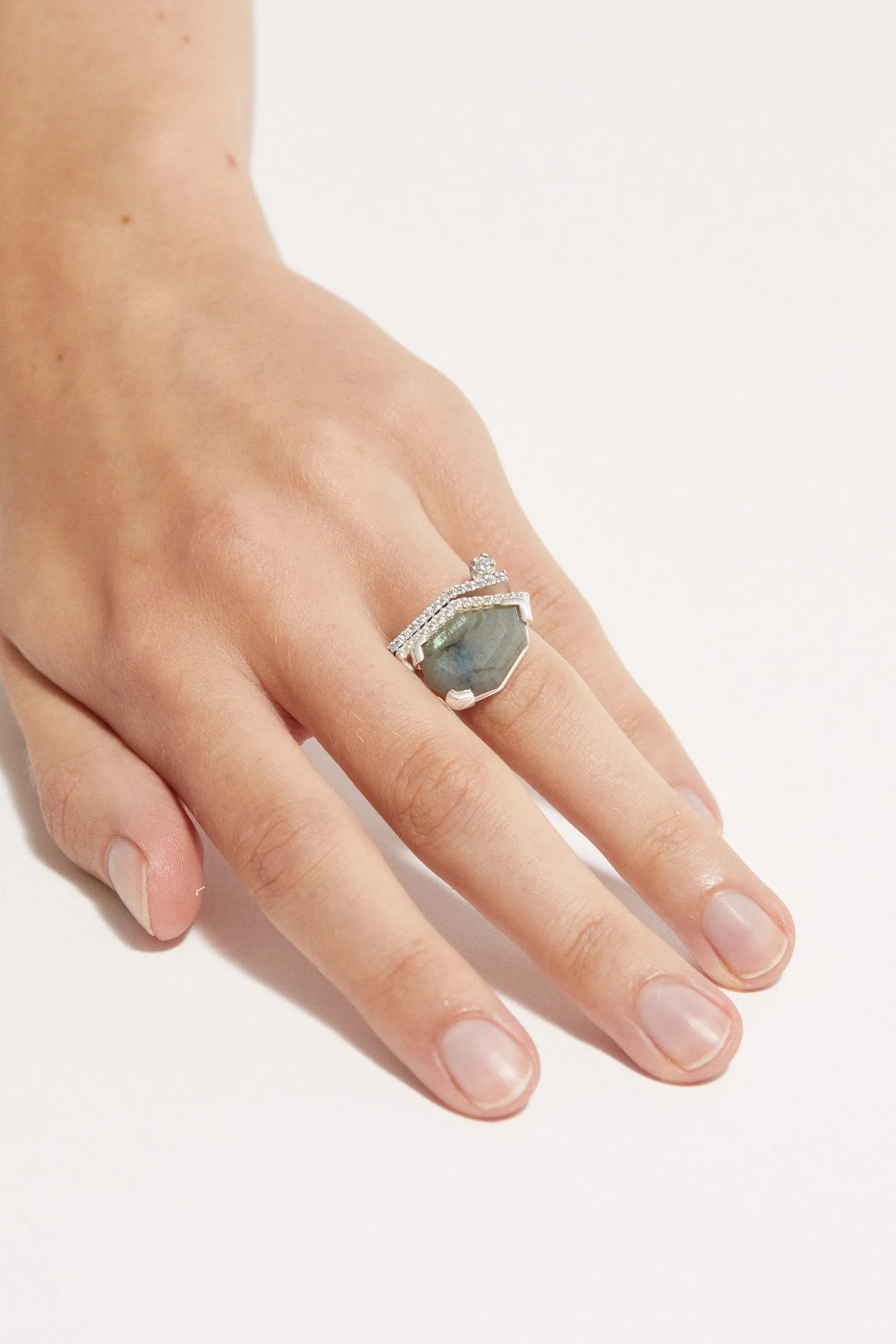 Slized Ring Maxi | Labradorite | 18k white gold